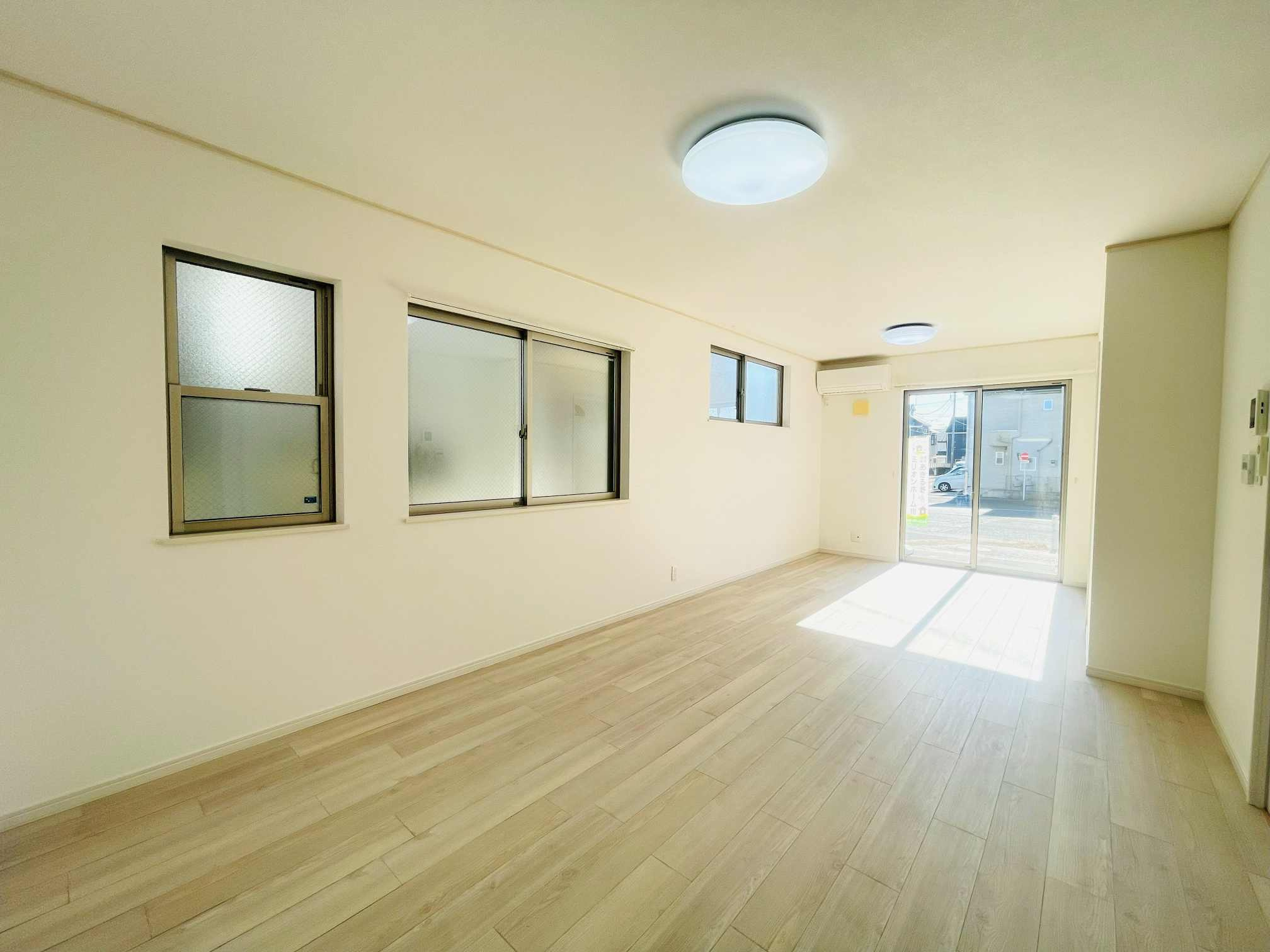 あきる野市油平　太陽光・オール電化付 中古戸建の居間・リビング|LDKには床暖房付！！