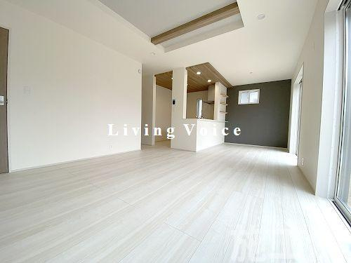 【居間・リビング】 | 【仲介手数料０円】平塚市長持　新築一戸建て | 平塚市長持　新築一戸建て