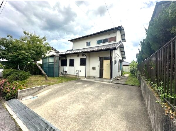 春日井市石尾台５丁目貸家の駐車場