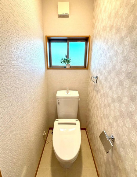 草加市両新田西町 中古戸建のトイレ