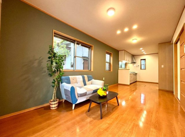 草加市両新田西町 中古戸建の居間・リビング