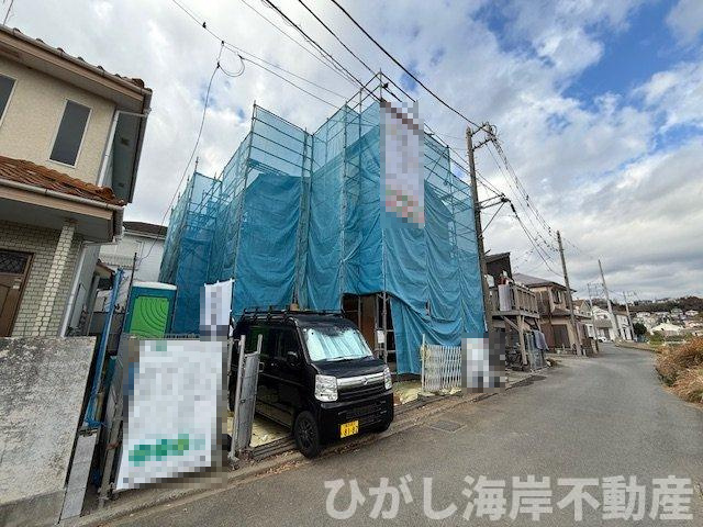 茅ヶ崎市赤羽根　新築戸建の前面道路含む現地写真|12月6日撮影　建築中　現地外観