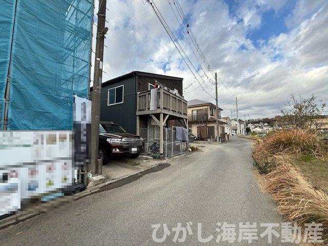 茅ヶ崎市赤羽根　新築戸建の前面道路含む現地写真|12月6日撮影　建築中　現地外観