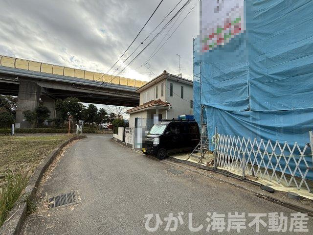 茅ヶ崎市赤羽根　新築戸建の前面道路含む現地写真|12月6日撮影　建築中　現地外観
