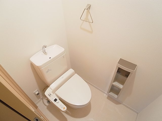 クレセール谷上　のトイレ|温水洗浄便座付きのトイレ