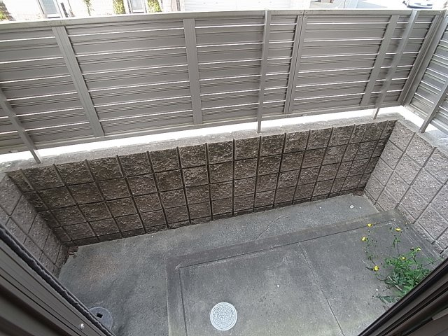 クレセール谷上　のバルコニー|ベランダは目隠しで洗濯物が見えないです