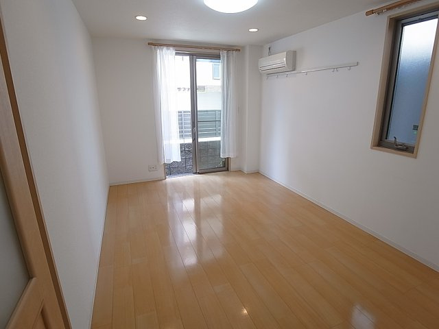 クレセール谷上　の居間・リビング|角部屋で日当たり良好