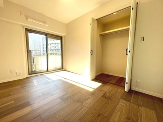 【洋室】 | 南面バルコニーに面した5.5帖洋室、クローゼット付き