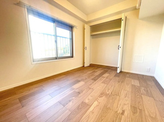 【洋室】 | 北側窓に面した洋室6帖にはクローゼット収納付き