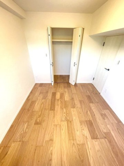 【洋室】 | 北西側の5帖洋室、クローゼット収納付き