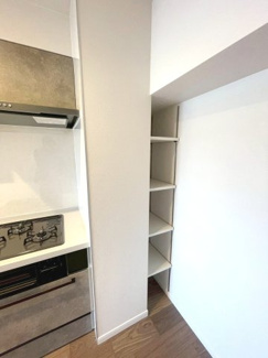 【キッチン】 | キッチン横の隙間には、便利な収納棚付き