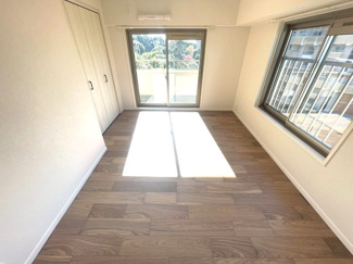 【洋室】 | 南面バルコニーと西側からの２面採光の6.7帖洋室