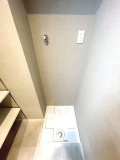 【設備】 | 室内洗濯機置場、横には洗濯洗剤やリネンの整理等に便利な棚収納