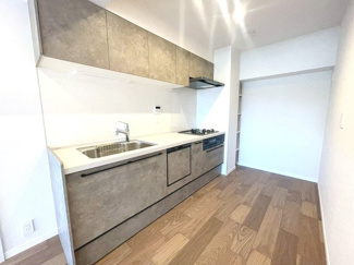 【キッチン】 | シンクも広く使いやすい3口コンロ付のシステムキッチン