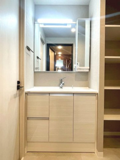 【独立洗面台】 | 忙しい朝には便利なシャワー付き洗面化粧台