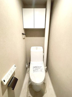 【トイレ】 | 温水洗浄便座トイレ、上部には扉付きの収納があります