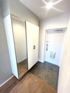 【玄関】 | 玄関には姿見付のシューズボックスでお出かけ前のチェックもOK