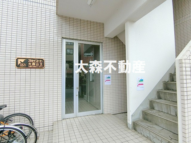 スカイコート大森山王のエントランス