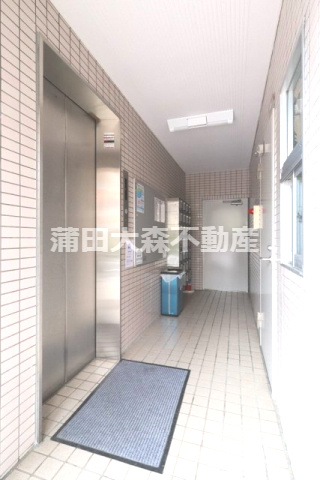 スカイコート大森山王のエントランス