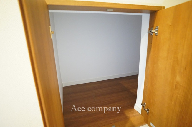 【収納】 | 住吉区万代東4丁目 | 2階、階段中央にある収納です♪