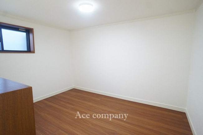 【内装】 | 住吉区万代東4丁目 | 【3階：北側洋室5帖】のオープンロフト内♪照明・窓付きです☆