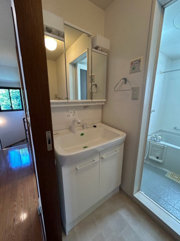 西落合三丁目戸建の独立洗面台|西落合三丁目戸建