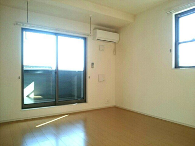 【居間・リビング】 | サンビレッジⅢ | ゆったりとした居間です