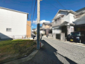 【前面道路含む現地写真】 | 富秋町１丁目　新築一戸建 | ◆ＬＤＫ約１７．２帖◆プライバシーを守る２階リビング♪リビング階段ですので、家族を身近に感じる住まいです！