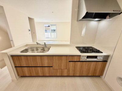【外観】 | 富秋町１丁目　新築一戸建 | ママ憧れのカウンターキッチンですよ！リビングが見渡せるので、お子様の様子が見えるので安心ですね！