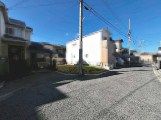 【前面道路含む現地写真】 | 富秋町１丁目　新築一戸建 | 温水洗浄便座ですので、寒い日も温かい便座で安心して使用していただけますよ！トイレ１階と２階の２ヶ所あります♪忙しい朝や家族の多いご家庭も安心ですね！