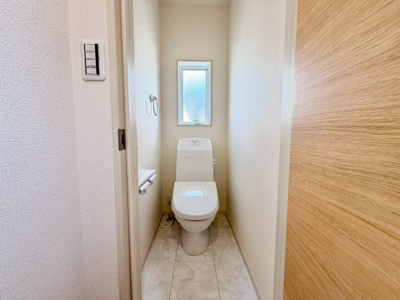 【前面道路含む現地写真】 | 富秋町１丁目　新築一戸建 | 温水洗浄便座ですので、寒い日も温かい便座で安心して使用していただけますよ！トイレ１階と２階の２ヶ所あります♪忙しい朝や家族の多いご家庭も安心ですね！