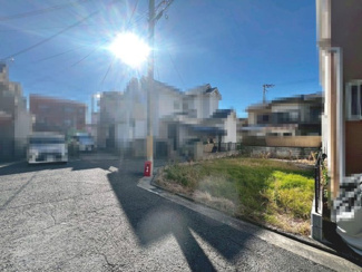 【前面道路含む現地写真】 | 富秋町１丁目　新築一戸建 | 【フラット３５Ｓ利用可能ですよ】固定金利なので月々の支払が安定し、家計にゆとりが生まれますね！！