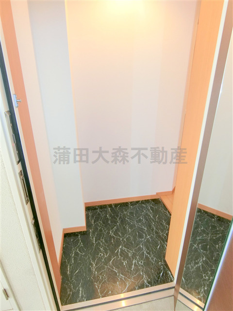 クレイシア西蒲田の玄関|姿見鏡付きの玄関扉がうれしい！