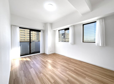 【洋室】 | グラン・ドムール伏見桃山 | 《洋室約7.2帖》こちらのお部屋は角部屋になっており、2面採光の明るく風通しのよいスペースです。