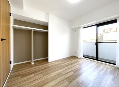 【洋室】 | グラン・ドムール伏見桃山 | 《洋室約5.8帖》掃き出し窓があるお部屋は明るくて気持ちがよいですね。5階部分なので窓の外からの視線もさほど気になりません。