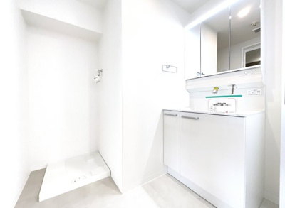 【独立洗面台】 | グラン・ドムール伏見桃山 | 洗面化粧台はワイドなタイプで収納たっぷり！三面鏡の裏側も収納になっていますので、バラツキやすい小物もしっかり片付きます。