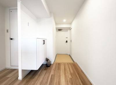 【玄関】 | グラン・ドムール伏見桃山 | 玄関には《シューズボックス》と《玄関収納》の両方があり、かさばるコートは玄関収納に吊るしておけて助かります。