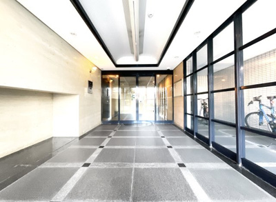 【エントランス】 | グラン・ドムール伏見桃山 | マンションの入り口からオートロックまでのスペースです。