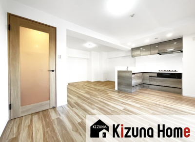 【居間・リビング】 | グラン・ドムール伏見桃山 | 2025年9月にリフォームが完了していますので、ご内覧ご希望の方はお気軽にご連絡下さい（＾◇＾）実際に見て暮らしをイメージできますよ。