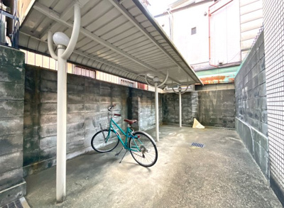 【駐輪場】 | グラン・ドムール伏見桃山 | 駐輪場やバイク置き場が完備されています《自転車：200円/月》《バイク：300円/月》※空き状況や料金は変動の可能性あり〈随時確認要〉