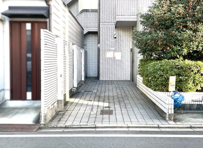 【設備】 | グラン・ドムール伏見桃山 | 【来客用駐車場】マンションには来客用の駐車スペースがございます。（利用方法など詳しくは管理会社にお問合せ下さい）