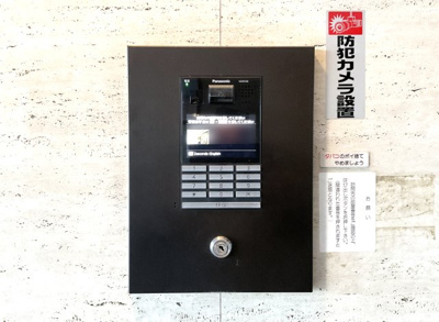 【防犯設備】 | グラン・ドムール伏見桃山 | 【オートロック】オートロックで大切な暮らしを守ります。あなたの毎日に、静かな安心を。