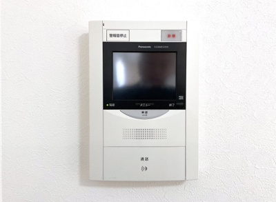 【防犯設備】 | グラン・ドムール伏見桃山 | 【TVモニター付インターホン】モニターで来客の顔をしっかり確認してから解錠できます。安心してお客様を迎え入れられますね。