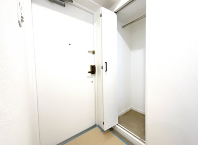 【玄関】 | グラン・ドムール伏見桃山 | 【玄関収納】シューズボックス以外に玄関収納があり、かさばるコートなどをこちらで収納できます。出かける時にここでコートを羽織り、帰ったらここにかける、楽ちんですね。