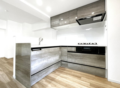 【キッチン】 | グラン・ドムール伏見桃山 | 落ち着いた素敵なカラーのL字型キッチンは、収納も豊富で使い勝手がよく浄水器もございます。リビングが見渡せるので家事をしながら安心してご家族を見守れますね。