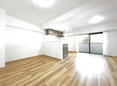 【居間・リビング】 | グラン・ドムール伏見桃山 | バルコニーの掃き出し窓から明るい光が差し込みます。快適な暮らしをスタートして頂けます。