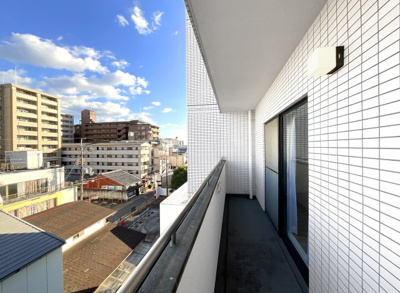 【バルコニー】 | グラン・ドムール伏見桃山 | 《LDK側のバルコニー》10階建ての5階部分で開放的なロケーションです。