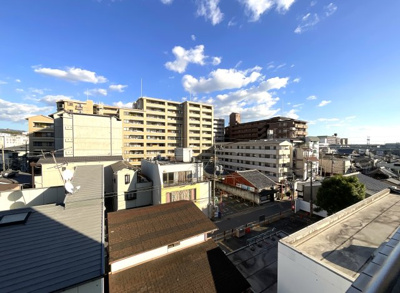 【展望】 | グラン・ドムール伏見桃山 | 広い児童公園や保育機関が徒歩3分と子育て世代の方にもおすすめ！小学校は徒歩9分、中学校は徒歩5分と安心の距離ですね。