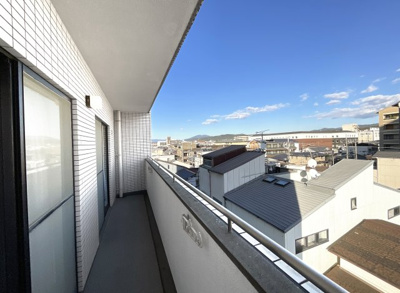 【バルコニー】 | グラン・ドムール伏見桃山 | 《居室側のバルコニー》居室の2部屋にもバルコニーがあります（2WAY）