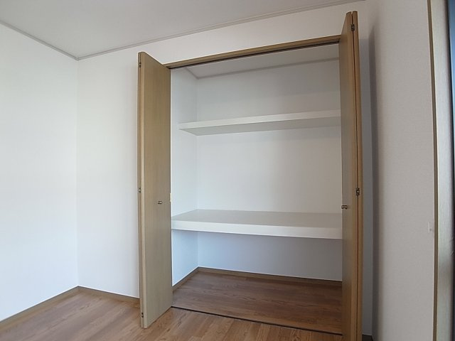 ハイツ平成の収納|幅広の大きなクローゼット